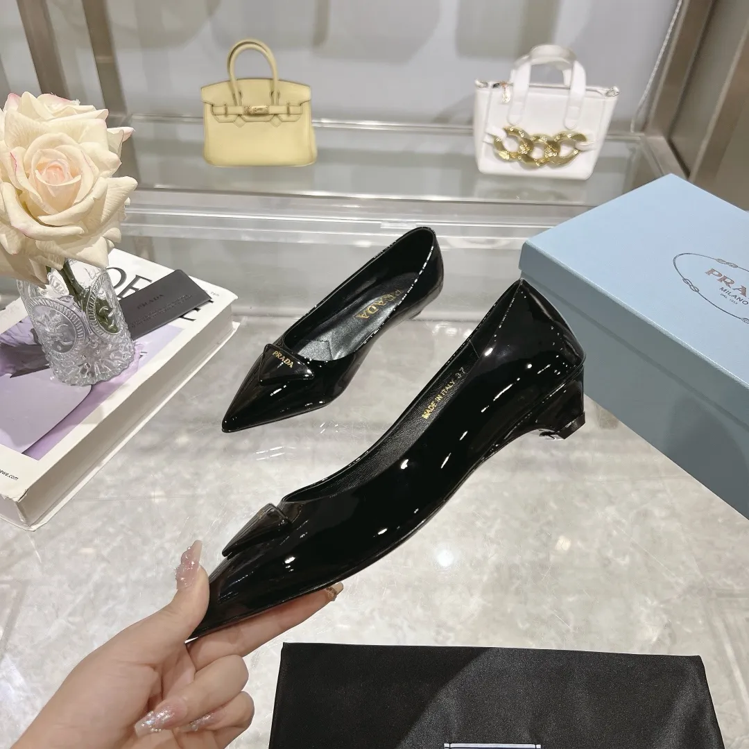 👟👟Ex-factory price 560👟👟 PRADA 2024𝐬𝐬Prada spring and summer new products, coming with strength! ❣️Fashionable and versatile nice item, original shoes developed from Italian counters and reproduced 1:1 according to the original taste. This year’s theme is not to be defined, embodying texture through simplicity and conciseness💛Top-grade patent leather with original 3D printing, the triangle logo is consistent with the original version, the goatskin lining is breathable and comfortable, and the genuine leather outsole. ⚛Size: 35-40 (41 customized) ⚛Original packaging accessories. ⚛Triangle deduction